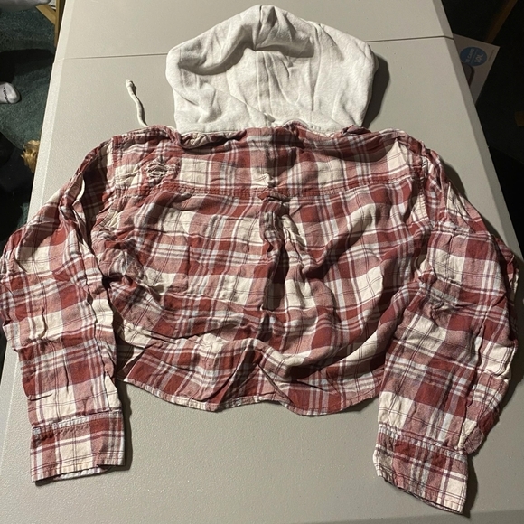 American Eagle AEO Red Plaid Hooded Cropped Flannel Shirt Women's Medium M Fall - Picture 2 of 6